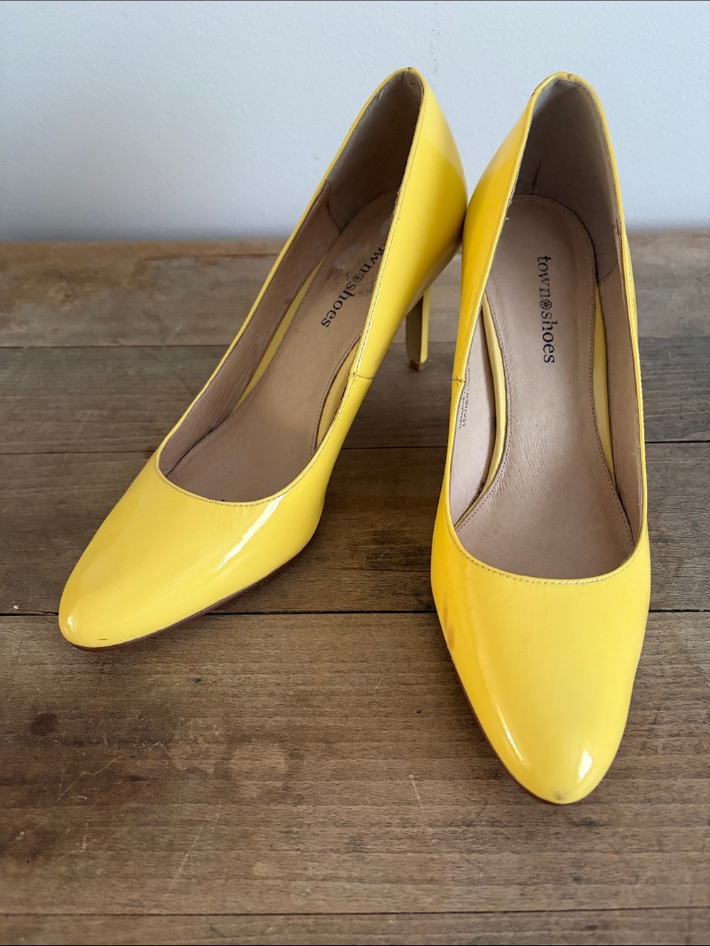 Town Shoes Women’s Yellow Patent Leather Pointed-Toe Pumps EU 39 retro 80’s